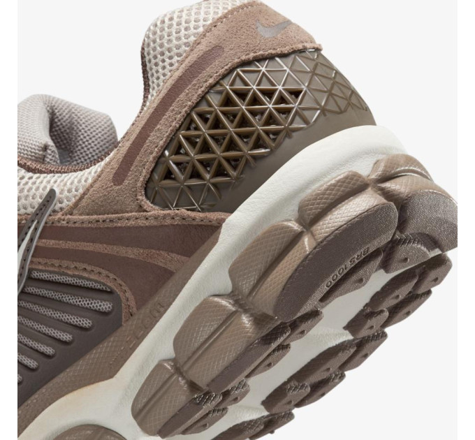 Чоловічі Кросівки Nike ZOOM VOMERO 5 Коричневий 42.5 (7dHF1553-004 42.5)