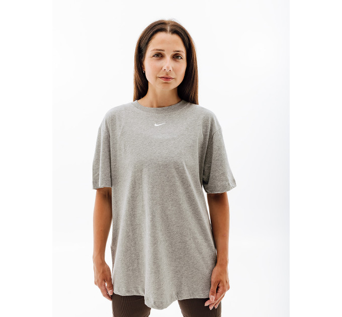 Жіноча Футболка Nike W NSW ESSNTL TEE BF LBR Сірий L (7dDN5697-063 L) Жіноча Футболка Nike W NSW ESSNTL TEE BF LBR Сірий L (7dDN5697-063 L)