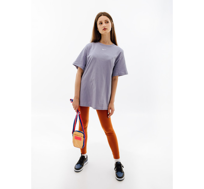 Жіноча Футболка Nike W NSW ESSNTL TEE BF LBR Фіолетовий L (7dDN5697-519 L) Жіноча Футболка Nike W NSW ESSNTL TEE BF LBR Фіолетовий L (7dDN5697-519 L)