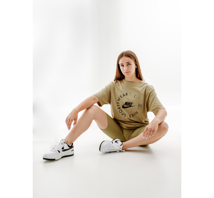 Жіноча Футболка Nike W NSW TEE BF PRNT SU Хакі M (7dFD4235-276 M)