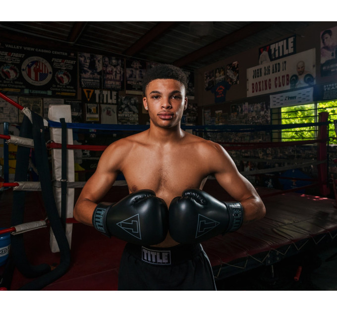 Боксерські рукавиці TITLE Boxing Vegan Gloves Black 12 oz (капа в комплекті)