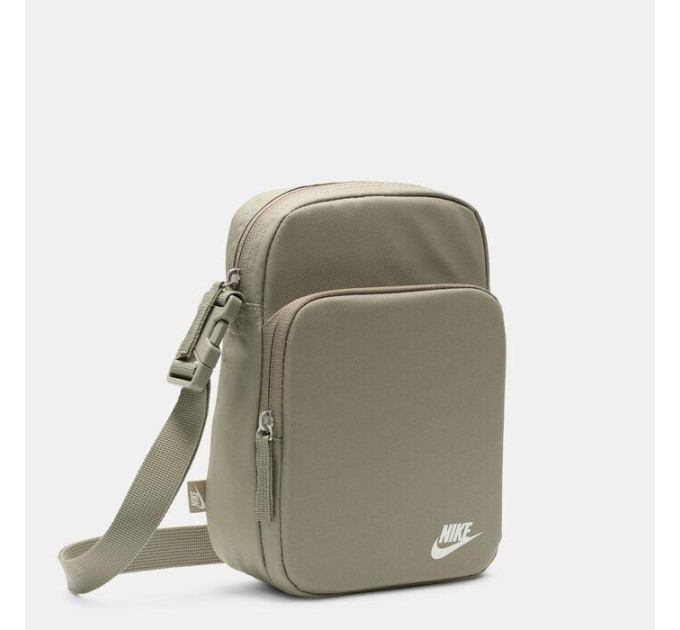 Сумка на плече Nike NK HERITAGE CROSSBODY 4L Хакі 23х18х8 см (DB0456-320) Сумка на плече Nike NK HERITAGE CROSSBODY 4L Хакі 23х18х8 см (DB0456-320)